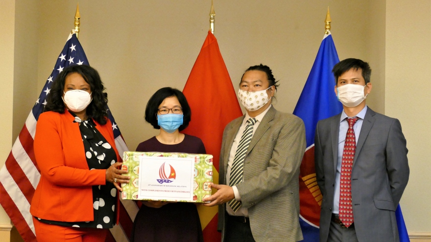 Đại sứ quán Việt Nam trao tặng khẩu trang cho Thủ đô Washington (Mỹ)